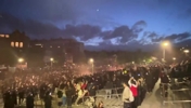 隔着屏幕都被震撼!红烟滚滚、万人大合唱,酋长球场外相当热闹!